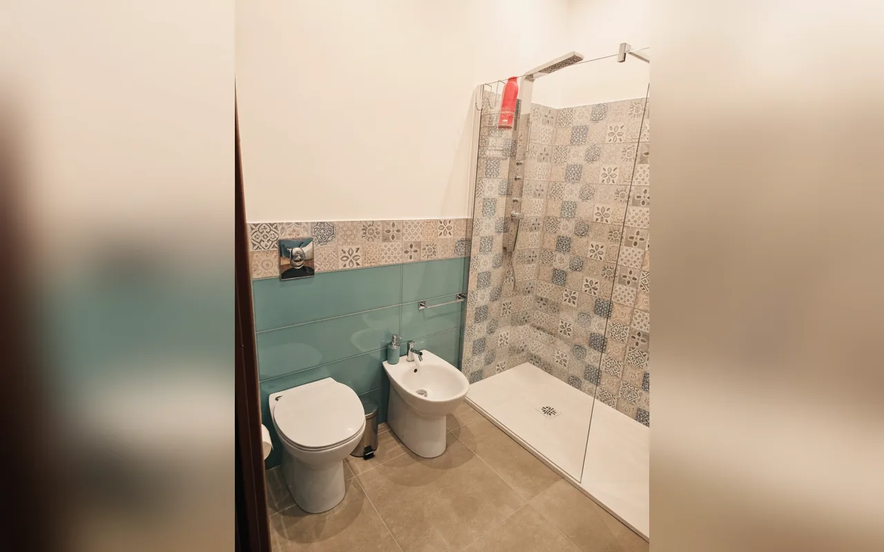 Camera con bagno privato — Court Holiday - La casa del Giudice, Palermo (Sicilia) (foto 13)